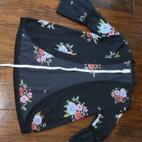 Women's Top Open Kimono Style Blouse Lacy Bell Sleeves Floral Size Small - Picture 9 of 11